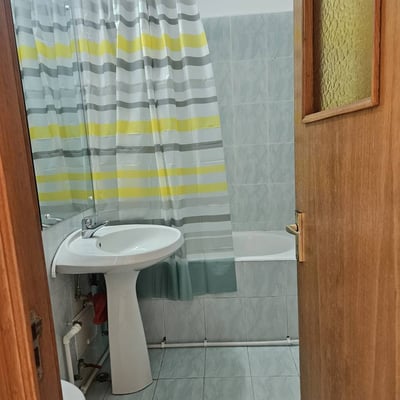 Alquiler de un cómodo piso de 3 habitaciones, 75 m², en la de Zona Stadion, Constanța, Rumanía
